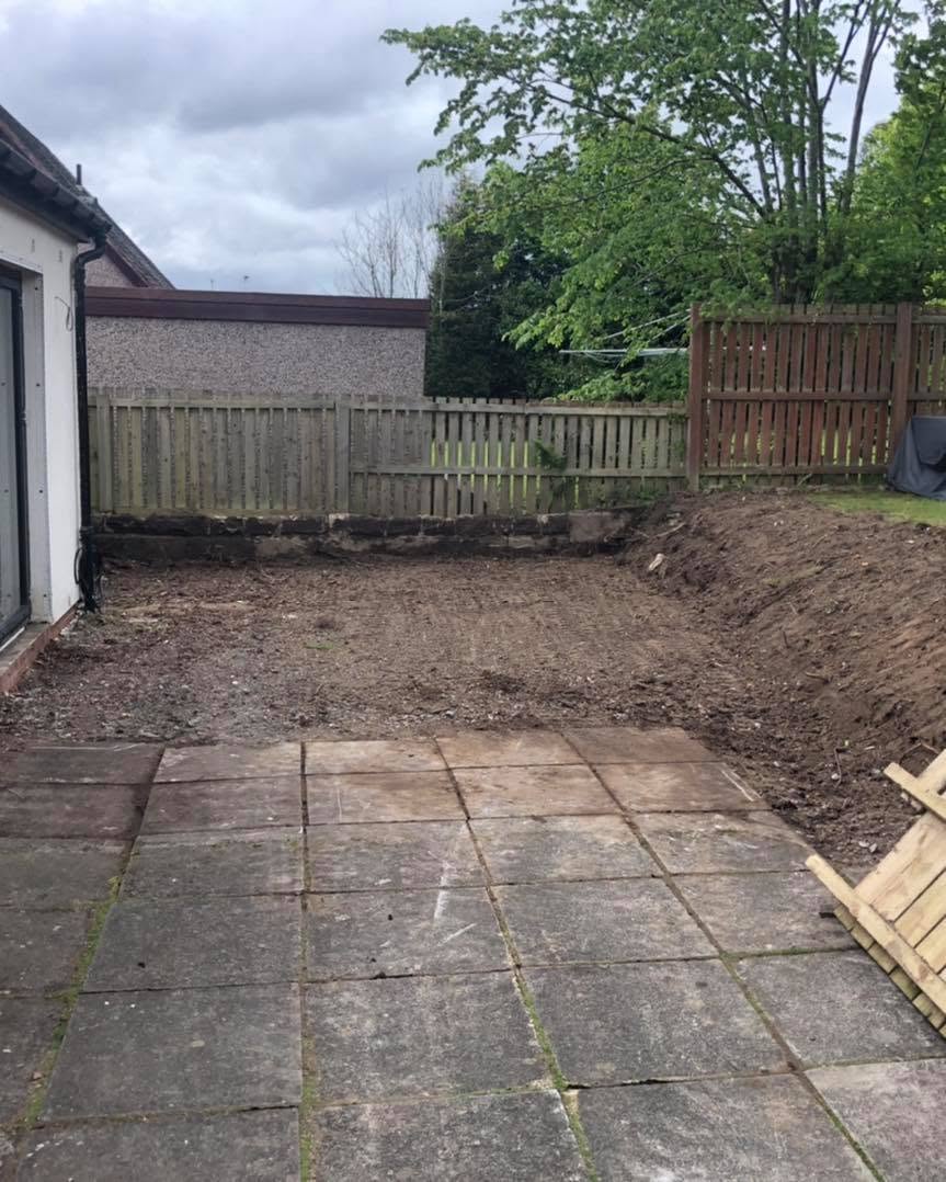 Bare garden area with old fencing before the decking project began